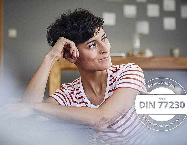 Eine Frau guckt nach rechts und stützt ihren Kopf auf ihrer Hand ab
