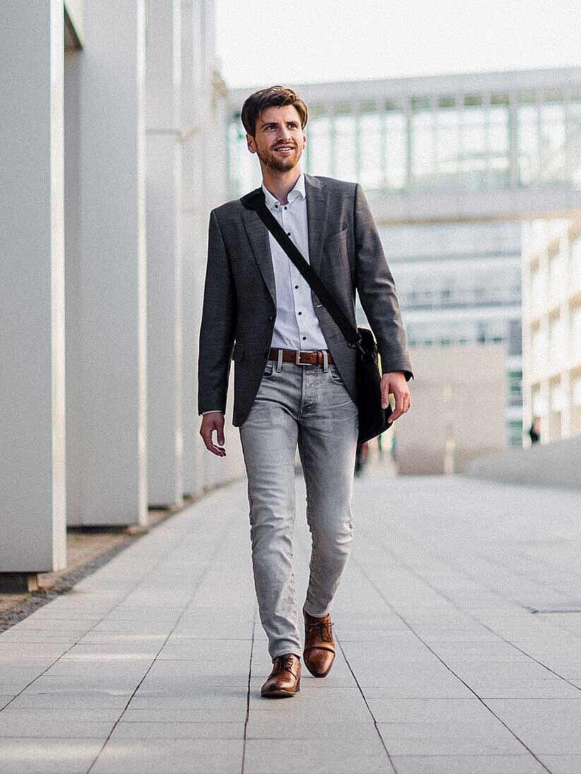  Mann in einem Casual Business Outfit 